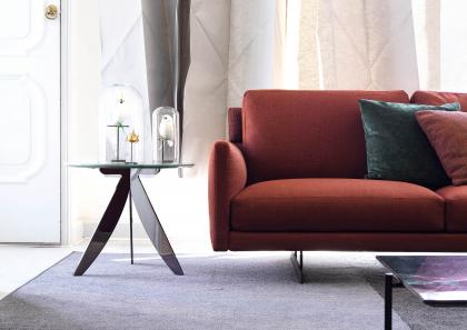 El elegante y delgado reposabrazos del sofá Dee Dee en combinación con la mesa redonda Circus - BertO
